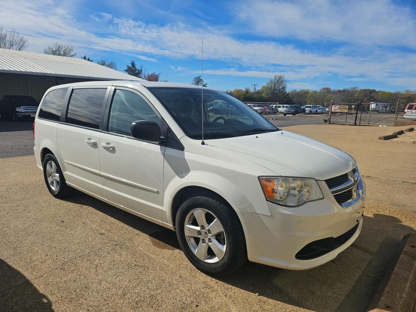 2013 WHITE Dodge Grand Caravan SE (2C4RDGBG0DR) with an 3.6L V6 DOHC 24V engine, 6-Speed Automatic transmission, located at 533 S Seven Points BLVD, Seven Points, TX, 75143, (430) 255-4030, 32.313999, -96.209351 - Photo#1